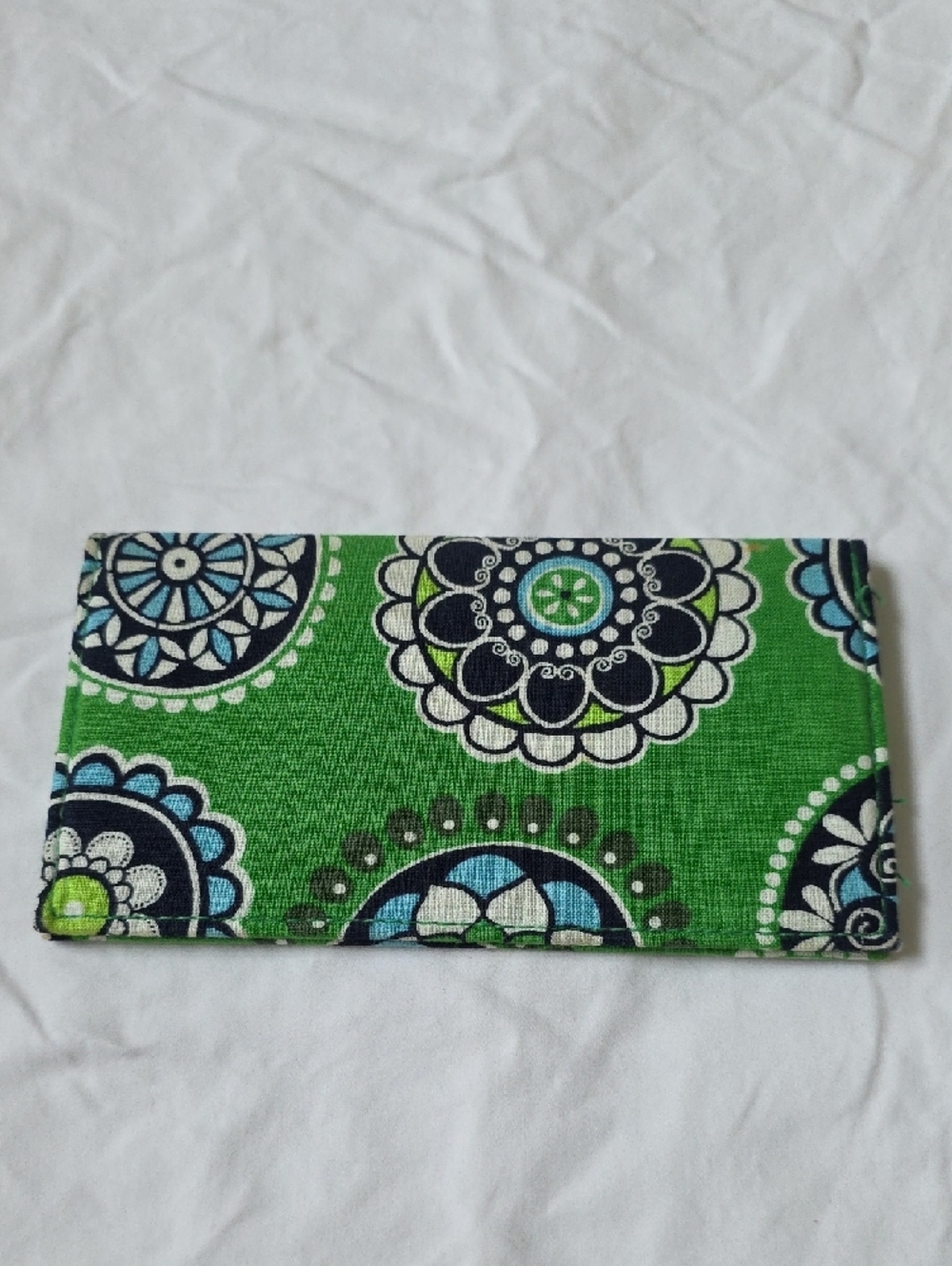 NWOT Vera Bradley Cupcakes Green Checkbook Cover - Picture 2 of 6